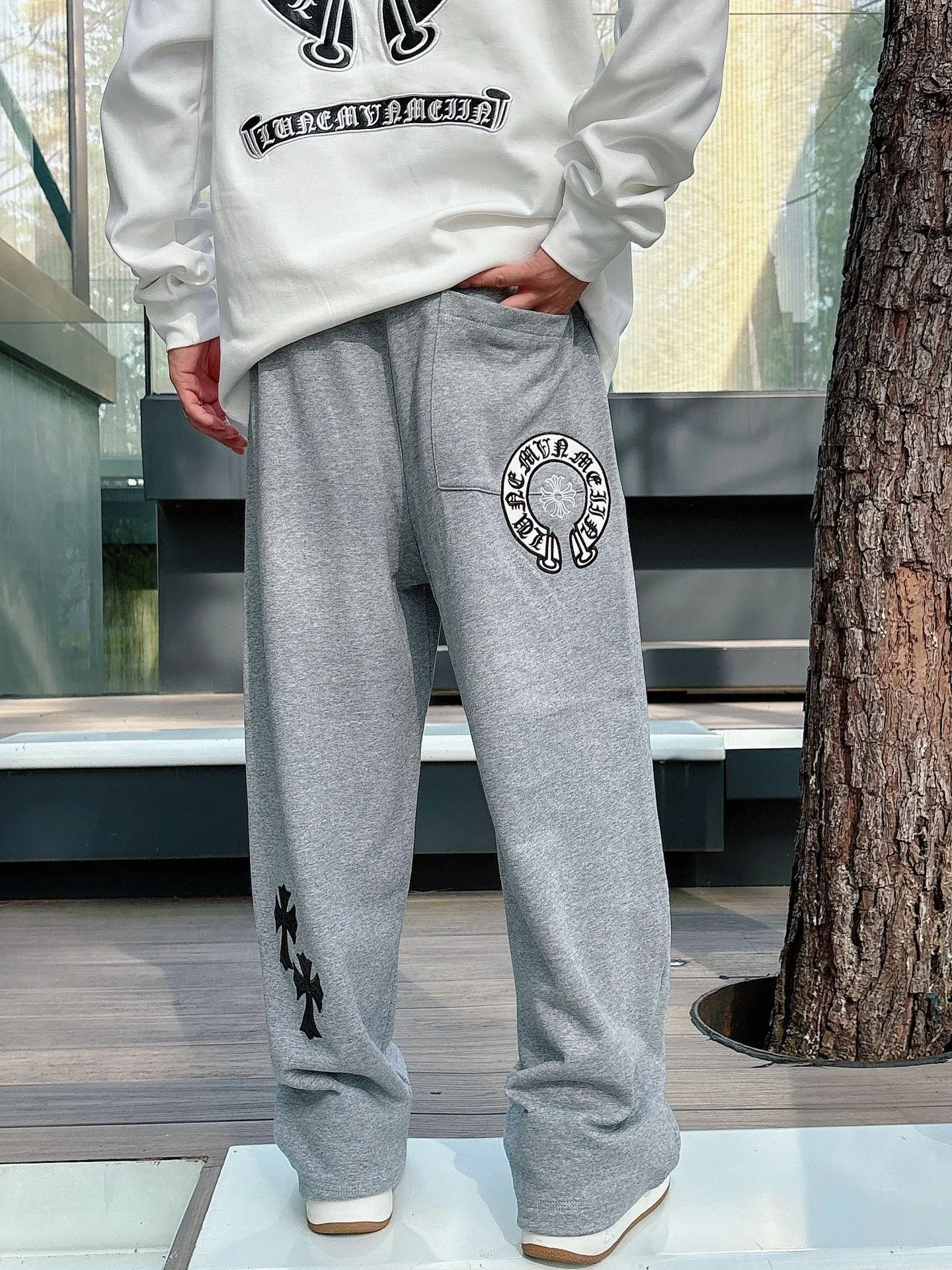 P486 ChromeHearts ChromeHearts terry pants. The pursuit of quality absolutely guarantees quality! The texture is clearly visible, the texture is soft, delicate and smooth, and the customized three-dimensional embroidery and leather craftsmanship are full of drape! The workmanship is fine and the shoulder lines are smooth. All imported chain machines are used to make the shoulder rolling strips. It has a certain thickness and is not made of cheap material but has a shiny feel that is comfortable and not tight on the upper body. It is the most avant-garde street item that can be easily matched by both men and women!  Color: black white Size: m-3xl Style number: 3750